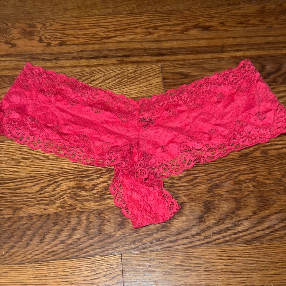 BNWOT  lace cheekys size L